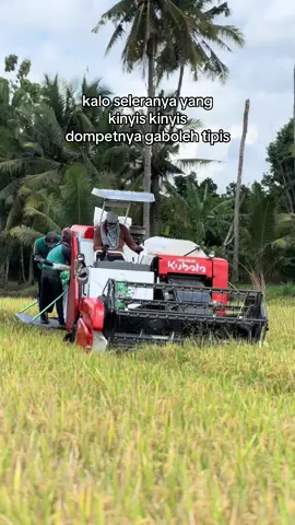 emang iya?  #kubota #combineharvester #dcx100 #petanimuda #traktor 