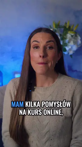 Zastanawiasz się, czy na Twojej wiedzy i doświadczeniu możesz stworzyć Dochodowy Kurs, który pozwoli Ci zarabiać więcej i mniej czasu pracować? W moim programie WOW Courses Formula, uczestniczki i uczestnicy wydali kursy z dziesiątek branż! ✔️Sprzedaż ✔️Marketing ✔️Przywództwo ✔️Duchowość ✔️Parenting ✔️Zdrowie ✔️Dietetyka ✔️Joga ✔️Sport ✔️Akceptacja siebie ✔️Pokonanie wewnętrznego krytyka ✔️Finanse ✔️Inwestowanie ✔️Nieruchomości ✔️Magazynowanie materiałów niebezpiecznych ✔️BHP ✔️Wychowanie psów ✔️HR ✔️Zarządzanie ✔️Beauty ✔️Wystąpienia publiczne ✔️Maturalne ✔️Językowe ✔️Księgowość ✔️I wiele więcej! 💵Jak widzisz, w każdej branży możesz zarabiać na produktach cyfrowych! Jeżeli nie chcesz ciągle zarabiać tylko na bazie zrealizowanych projektów i przepracowanych godzin, czas wydać kurs online. ✅ Tworzysz go raz, sprzedajesz wielokrotnie. ✅ Możesz zwiększać jego sprzedaż bez zwiększania nakładu pracy. ✅ Nie musisz obsługiwać indywidualnie każdej osoby. ✅ Tworzysz powtarzalny system sprzedaży, aby nie musieć ciągle tworzyć kampanii od zera! Brzmi jak plan na Twój Dochodowy Biznes Online? Właśnie otwieram nową grupę WOW Courses Formula, gdzie przekażę metody o potwierdzonej skuteczności na marketing dla ekspertów oraz tworzenie i sprzedaż kursów i ebooków. Drzwi programu są otwarte🚨 tylko do 23 października 2025. Link w BIO ☝️