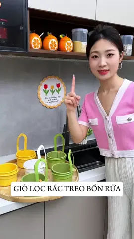 Giỏ đựng đồ treo trên vòi nước này thật tiện lợi! Bạn không chỉ có thể đổ đồ thừa mà không sợ bẩn tay, mà còn có thể dùng để đựng dụng cụ rửa chén.