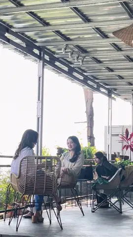 Ngopi soree ketemuu ibu gubernur yg cantik 😍😍 @Sherly Tjoanda  @tatanursita 🤏🏻😍