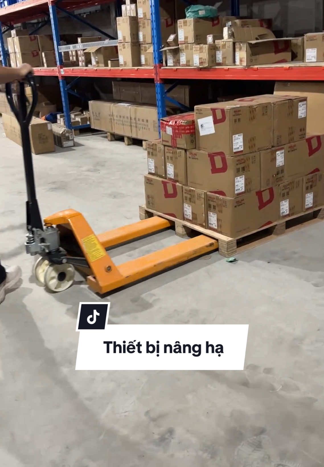 Việc nặng cần lo xe nâng đỡ cho #xenang #xenangtaythap #xenanghang #xedayhang 