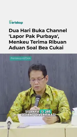 Menteri Keuangan Purbaya Yudhi Sadewa menegaskan sikap tegasnya terhadap oknum pegawai Bea Cukai yang diduga menyalahgunakan jabatan untuk kepentingan pribadi. Ia menyebut, laporan masyarakat soal perilaku pegawai semakin banyak masuk lewat WhatsApp. “Dua hari yang lalu kita buka laporan ke Pak Purbaya, WA Group. Dalam dua hari ini sudah masuk 15.933 WA,” ujar Purbaya saat Diskusi FORKEM di Gedung Juanda, Jakarta. Dari jumlah itu, 13.285 laporan kini sedang diverifikasi. Salah satu laporan menyoroti pegawai Bea Cukai yang diduga melakukan pertemuan bisnis di kedai kopi. “Setiap hari saya melihat petugas Bea Cukai nongkrong di Starbuck lengkap dengan laptop... selalu tentang bisnis aset,” ucap Purbaya membacakan laporan warga. Ia langsung meminta penjelasan dari Sekjen Kemenkeu Heru Pambudi, yang berjanji akan menindaklanjutinya. Namun, Purbaya tetap menegaskan peringatannya. “Hari Senin ke depan kalau ada yang ketemu begini lagi, gua akan pecat. Saya akan pecat, saya persulit hidupnya. Masa nongkrong di Starbuck berpakaian seragam, nggak kira-kira lo,” tegasnya. Video oleh Periskop/Dok #Periskop #Periskopid #Kemenkeu #BeaCukai #PurbayaYudhiSadewa      