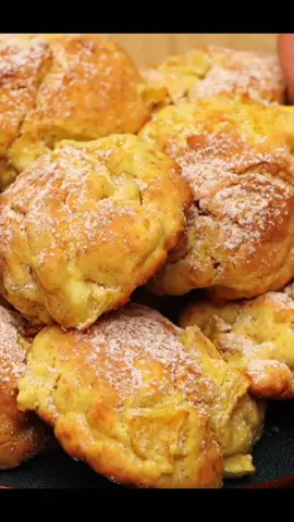 Ingrediente: 2 ouă 100 g zahăr 100 g unt 350 g făină 10 g praf de copt 2 mere Coaceți timp de aproximativ 25 minute la 180 grade Celsius Zahăr pudră Scorțișoară Poftă bună