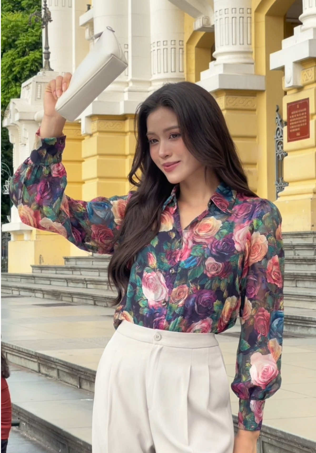 Thanh lịch trong từng cánh hoa. Sơ mi hoa hồng mang vẻ đẹp dịu dàng toát lên sự sang trọng và tinh tế của người phụ nữ hiện đại. #aosomi #hoahong #thoitrangcongso #lavender 