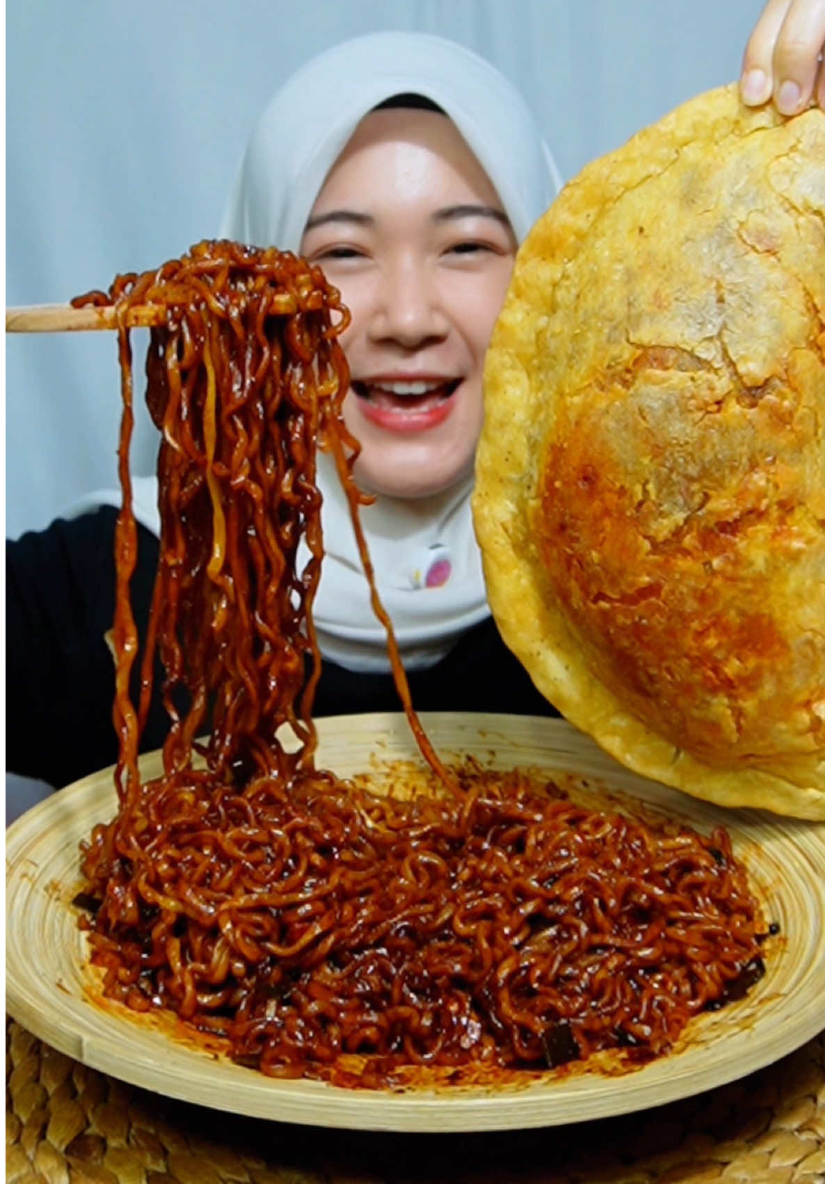 Abis makan seru juga ajak keluarga ngumpul di MIXUE sambil ikutan Challengenya 🤩 udah siap banget nih buat menangin giveawaynya ✨ @Mixue Indonesia Store #inicia #iniciamukbang #asmr #mukbang #CheersWithMIXUE 