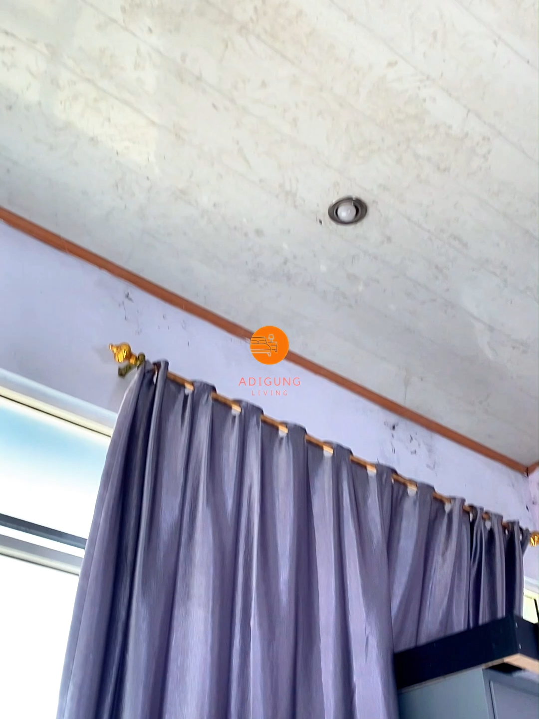 ✨ Mulai hari dengan pantulan terbaikmu! Standing mirror elegan dengan rak makeup dan storage bawah, siap menyimpan semua rahasia cantikmu 💄💅 #BeautyCorner #mirrorgoals ===================================== 💡Bisa Custom 🚛 Bisa COD 📱085174420979 ===================================== ✅TIKTOK: ADIGUNG LIVING ✅SHOPEE: ADIGUNG LIVING ✅INSTAGRAM: ADIGUNG LIVING #standingmirro #furniture #cermin #mirror #lemarisliding #rakmakeup