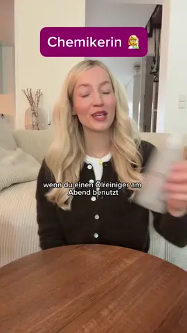 Eine einfache Abendroutine zum Thema Anti-Aging. Ich wollte euch heute mal eine ganz einfache Routine zeigen, die super für den Einstieg mit Wirkstoffen wie Retinol oder Retinal ist. Ich habe mich diesmal ganz bewusst für ein Reinigungsöl entschieden, weil das ist besonders praktisch, wenn man Make-up oder Sonnencreme trägt. Es löst alles gründlich und sanft, ohne die Haut auszutrocknen. Ihr könnt aber auch ein Waschgel/Cleanser nehmen.  Danach kommt direkt Retinal (ihr könnt natürlich auch Retinol nehmen). Das direkt nach der Reinigung auf trockener Haut aufzutragen ist vor allem dann sinnvoll, wenn man gerade erst anfängt, denn wenn die Haut noch leicht feucht ist (zum Beispiel durch ein Serum oder einen Toner den man davor genutzt hat), kann der Wirkstoff theoretisch besser eindringen, weil Wasser ein penetrationsverstärker in die Haut ist und das kann zwar die Wirksamkeit erhöht, aber auch das Risiko für Nebenwirkungen wie Reizungen. Wenn man es also direkt nach der Reinigung auf trockener Haut aufträgt, wird die Aufnahme leicht verlangsamt & das hilft, die Haut sanft an den Wirkstoff zu gewöhnen. Anschließend kommen die Produkte (Niacinamide, Glycerin und die Creme), um die Hautbarriere zu stärken. Das ist super wichtig, wenn man aktive Wirkstoffe nutzt, denn eine stabile Barriere ist die beste „Versicherung“ gegen Irritationen.  💡 Tipp: Wer besonders empfindlich auf aktive Wirkstoffe wie Retinal/Retinol reagiert, kann die Sandwich-Methode ausprobieren. Das bedeutet: Erst reinigen, dann eine Schicht Creme, anschließend Retinal/Retinol und danach nochmal eine Creme. Ohne Niacinamide & Glycerin dann. So wird der Wirkstoff sanfter abgegeben, ohne die Wirkung komplett zu verlieren. Einfach etwas gepuffert :)  #hautpflegeprodukte #hautpflege #hautpflegetipps 