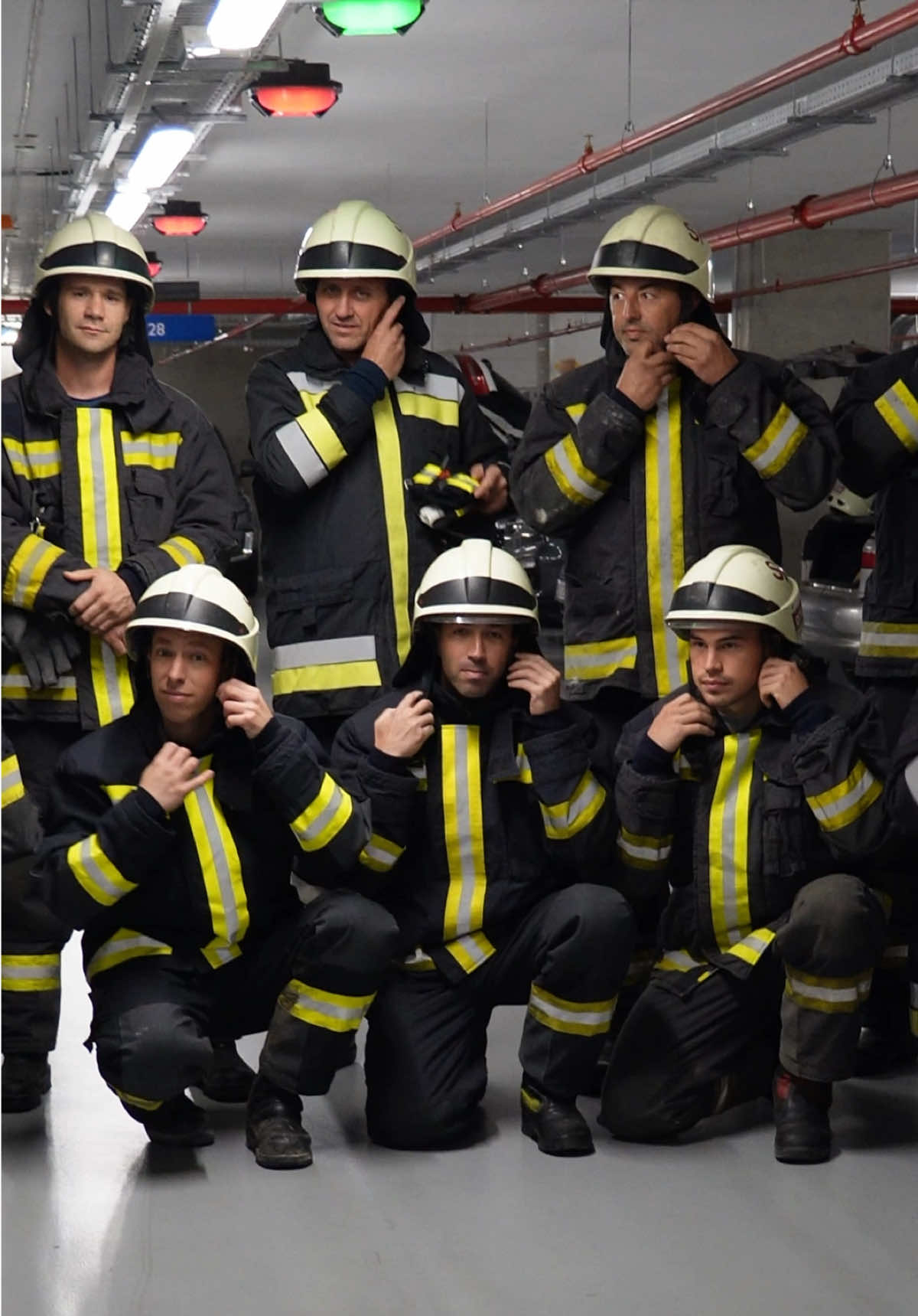 Október 11-én harmadszor rendezte meg a BM Országos Katasztrófavédelmi Főigazgatósága az Országos Tűzoltó Lépcsőfutó-bajnokságot a MOL Campus épületében. 🚒 754 lépcsőfok, 34 emelet, 133,5 méter magasság. Ez nem csak egy verseny volt, hanem igazi erőpróba a hivatásos hősöknek. 💪 Gratulálunk minden tűzoltónak, akik megküzdöttek, hogy a csúcsra feljussanak! 👏 #molcampus #skydeck #lépcsőfutobajnokság #tűzoltó