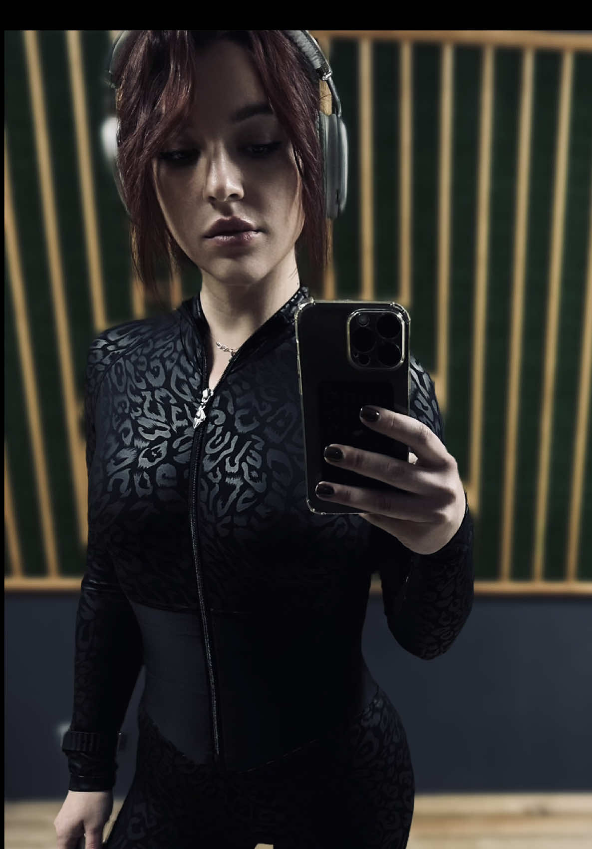 Я не худела. Я сжигала свою тюрьму. 🔥 Каждый лишний килограмм был не про тело. Он был про страх. Про вину. Про чужие слова, которые я когда-то приняла за свои. И однажды я сказала: Хватит. Я перестала быть жертвой чужих установок. Я перестала тащить на себе стыд, который мне не принадлежит. Когда я отпустила всё это — тело просто подчинилось новой реальности. Не диета. Не марафон. Не «не ешь после шести». А власть над собой. Если ты тоже устала быть удобной — оставайся. Подписывайся. Здесь мы не худеем — мы восстаём из пепла. 🖤 #психологбезрозовыхочков  #психологрпп  #мотивацияпохудеть  #допослепохудения