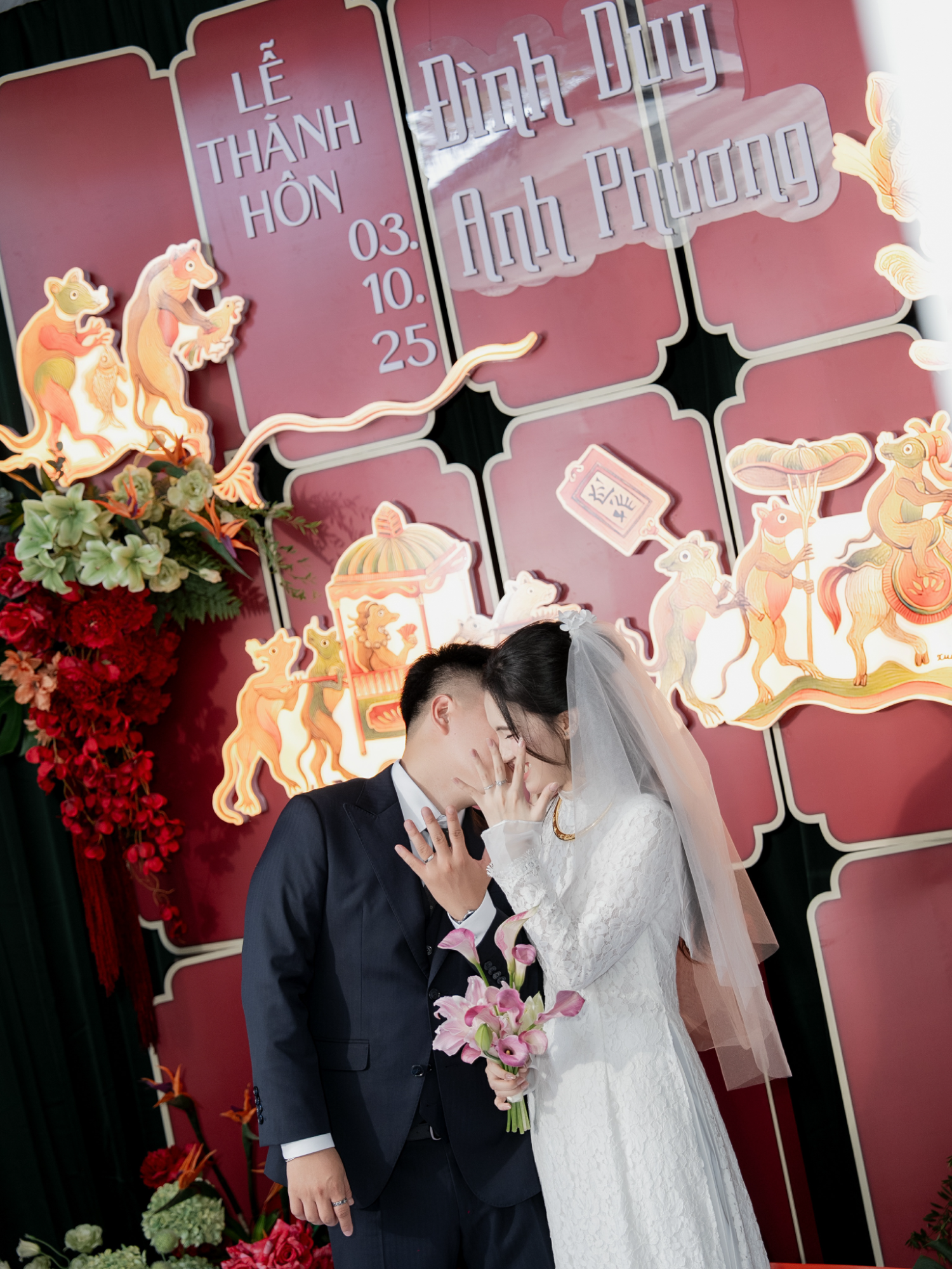 Lễ thành hôn của Duy và Phương mang trọn vẹn không khí tưng bừng, long trọng của bức tranh Đám Cưới Chuột nổi tiếng. Ý tưởng ban đầu đến từ chính cặp đôi: Duy tuổi Chuột và Phương tuổi Mèo, sự hòa hợp gắn kết của hai người một lần nữa được “tỏa sáng” trong ngày cưới! #IU_VIỆT#7799wst#weddingdecor#fyp#xuhuong