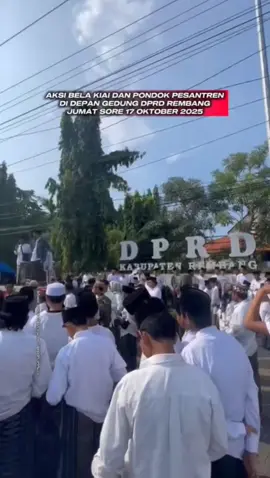 Rembang – Kelompok masyarakat yang mengatasnamakan Aliansi Santri Rembang Bersatu Bela Kiai Dan Pondok Pesantren, Jum’at sore (17 Oktober 2025) menggelar aksi demo di depan Gedung DPRD Rembang. Aksi tersebut muncul, sebagai bentuk protes terhadap tayangan televisi Trans7, yang dianggap tidak pantas dan menyudutkan kiai maupun pondok pesantren. Mbah Ali Kentong dari Kecamatan Sale saat berorasi di atas kendaraan bak terbuka menyampaikan banyak santri yang merasakan ilmu manfaat dari para kiai. “Nek ngising gak oleh gak cewok, iku sing marai yo kiai. Mangan kudu nganggo tangan tengen, iku yo kiai,” tandasnya. Tak heran ketika ada pihak-pihak yang membuat narasi negatif melecehkan kiai, akan langsung menjadi sasaran protes. “Saya sebagai alumni, tidak ridho bahwa syekh kita, Anwar Manshur dilecehkan. Allahu Akbar, Allahu Akbar,” teriak Mbah Ali. Selanjutnya perwakilan massa menyampaikan aspirasi di ruang Paripurna Gedung DPRD, dengan ditemui para anggota dewan. Selain Aliansi Santri Rembang Bersatu menggelar aksi damai di Gedung DPRD Rembang, di tempat terpisah anggota Barisan Ansor Serba Guna (Banser) Kabupaten Rembang juga mengadakan aksi demo di pinggir jalan Kartini, depan Bank Mega Syariah, yang menjadi satu group dengan Trans7. “Oleh mereka disebut Xpose Uncensored. Mereka tahu, tayangan itu tidak perlu disensor. Maka sore ini, tanpa ada sensor, kita datang ke sini,” teriak salah satu orator. Tampak ada perwakilan manajemen bank yang keluar menemui massa. Sejauh ini kondisi demo masih aman terkendali. Puluhan aparat kepolisian terlihat siaga berjaga-jaga memantau situasi di sekitar lokasi demo. Usai memperoleh tanggapan dari pihak terkait, massa akhirnya membubarkan diri. (Musyafa Musa). Sumber : Source Video Amatir Warga