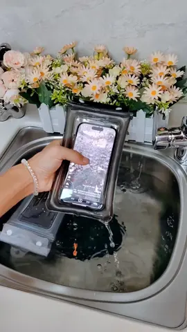 This dual-airbag waterproof phone bag has four layers of sealing and waterproofing, and can even be used with a touch screen. If you're going out to play in the water, be sure to prepare it in advance. Don't buy it once you get there! It's expensive and ugly! #PhoneWaterproofBag