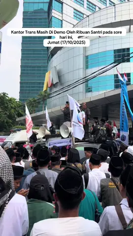 Jumat, 17 Oktober 2025, Ribuan santri & alumni Pondok Pesantren Lirboyo masih terpantau demo didepan kantor Trans, Tendean, Jakarta Selatan terkait Narasi salah satu program Trans yg merendahkan Kyai/Ponpes Lirboyo.
