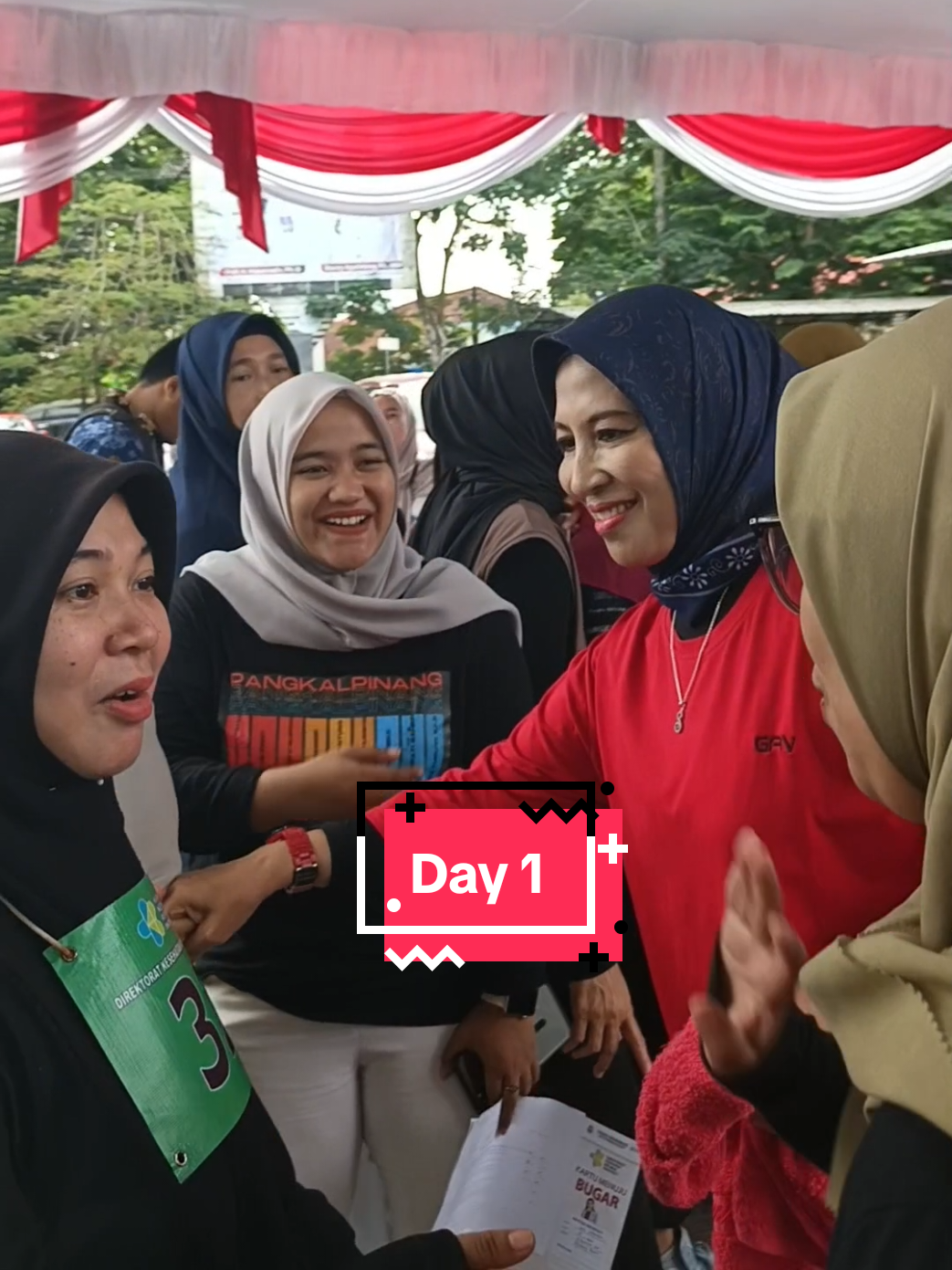 Pagi ini tidak ada yang berbeda: Kembali beraktivitas seperti biasa, senam pagi - bercengkrama - tertawa bersama— berbagi kebahagiaan dengan teman- teman pegawai di sekitar lingkungan Pemkot. Bismillah, semoga ini menjadi awal yang baik bagi kita semua 🤲🏻 ••••••••••••••••••••••••••••••••• #Pangkalpinang  #SusantiProfUdin  #walikotapangkalpinang  #PKP  #profudin 