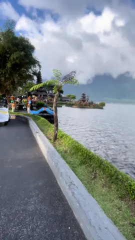 Suasana sore yngtenang di Pura Ulun Danu Beratan #Bedugul#puraulundanuberatan 