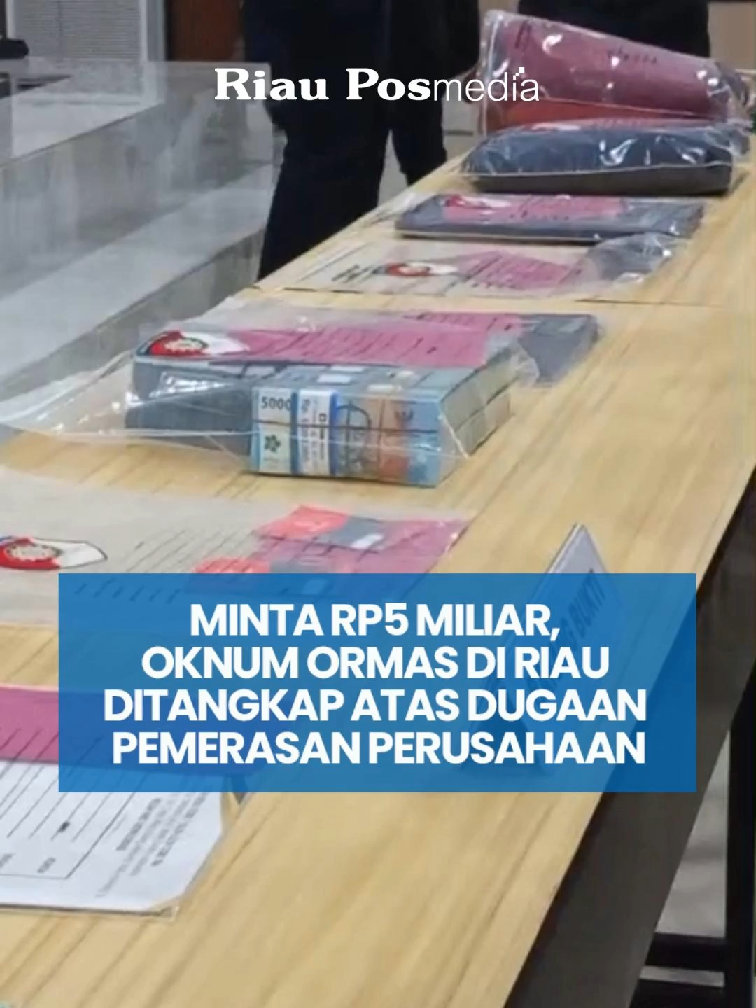 🚨 MODUS PEMERASAN: Oknum Ketua Ormas di Riau Ditangkap Polda! Pelaku, inisial JS, memeras perusahaan hingga Rp5 Miliar dengan modus memuat berita korupsi dan ancaman demo. JS ditangkap di Pekanbaru saat menerima uang muka Rp150 Juta. Polisi juga temukan bukti puluhan surat klarifikasi ke 14 perusahaan berbeda. Kasus ini membuktikan tindakan pemerasan berkedok aktivisme. 🔍 #poldariau #Pemerasan #Ormas #BeritaKriminal  #Pekanbaru #HukumIndonesia #KasusViral