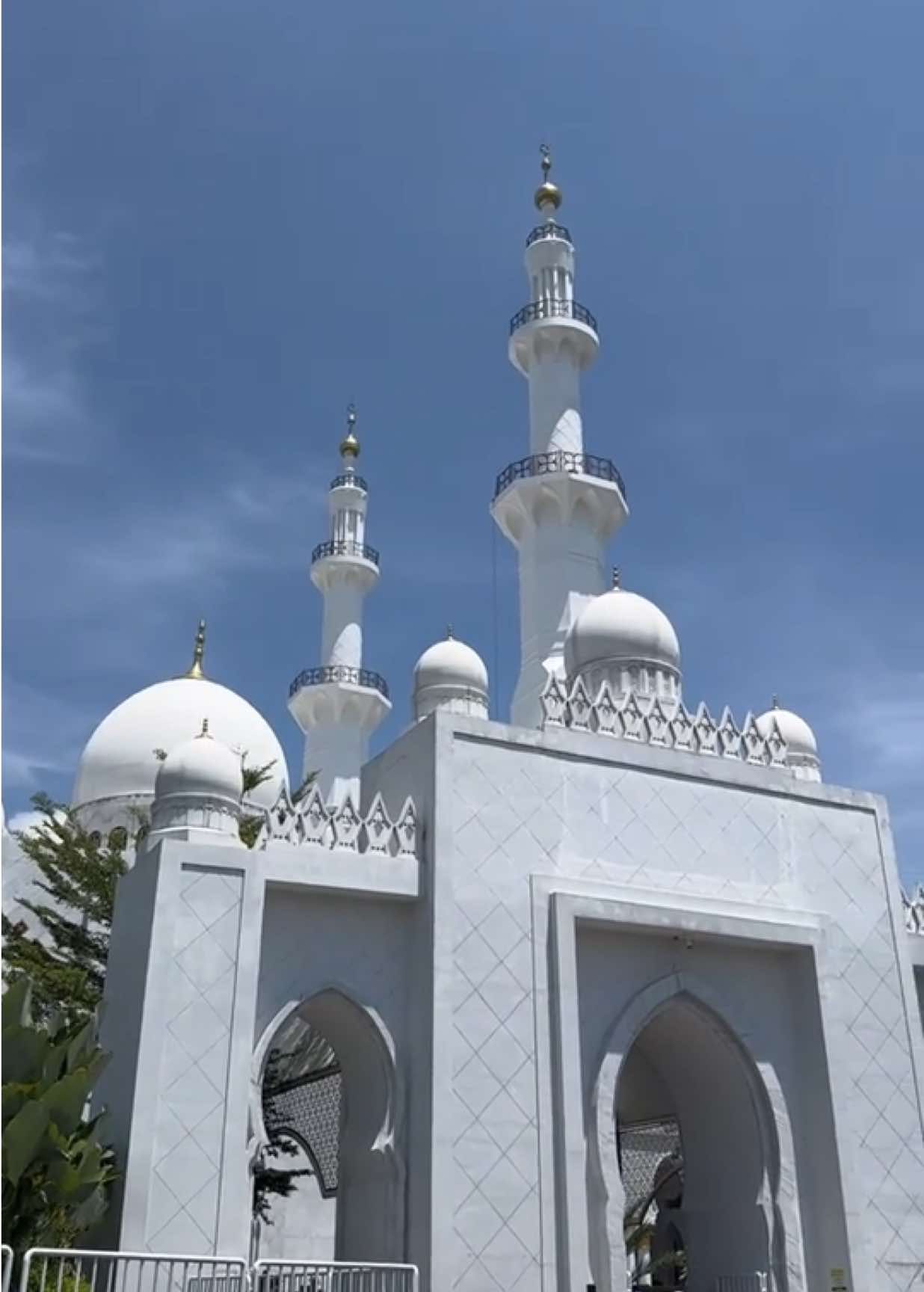 Ya Allah, di masjid Zayed aja rasanya tenang banget apalagi kalau langsung di Makkah-Madinah🤍  Berilah hamba rezeki untuk dapat berkunjung ke Rumah-Mu yang agung, dan rasul-Mu yang mulia di tahun ini dan di setiap tahun dengan sebaik-baiknya kondisi😭🤍 #Aamiin #kunfayakun🤲 #oneday #masjidzayedsolo 