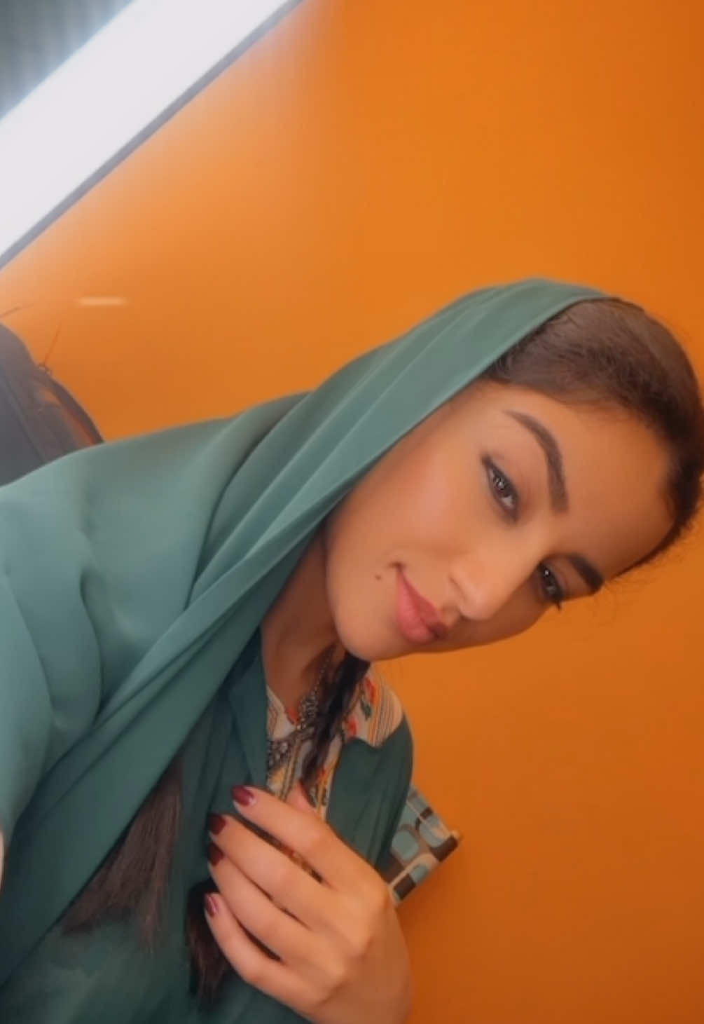 Stepping back in time to the golden 1950s 🎬✨ Vintage makeup, desert winds, and timeless beauty — AlUla becomes our film set of dreams. Every brushstroke tells a story of old Arabia 🌵💄 #AlUla #1950sStyle #FilmShoot #VintageMakeup #BehindTheScenes