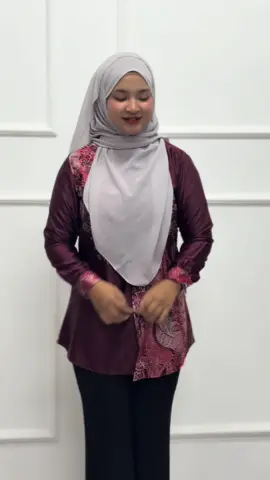 🌹 Kemeja Batik Wanita Melati Maroon – Anggun & Eksklusif! 🌹 Warna maroon yang mewah & classy, sesuai untuk cikgu, staf pejabat & wanita bekerjaya. Potongan moden, kemas & sopan menjadikan penampilan lebih profesional. 📌 Saiz tersedia: 36 – 48 📌 Plus size (50 – 56) coming soon 👉 Tekan beg kuning sekarang untuk dapatkan sebelum habis stok! #fyppppppppppppppppppppppp #fyp #butikmasrom #batiksedondonmasrom #kemejabatikwanita 