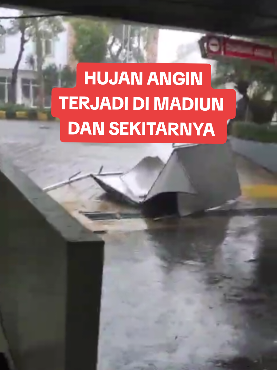 Hati-hati lur 🙏🙏 Madiun san sekitarnya Hujan angin kencang