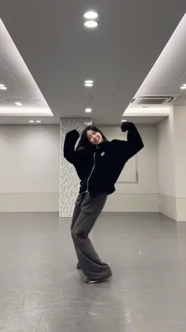 Big respect and applause for our sensei 👨🏻‍🏫 Lucky MACHO 💪🏻#おどってみたにょ @IS:SUE  #YUUKI #ISSUE #イッシュ #이슈