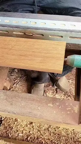 A quick way to round lathe 😁  #woodwork #decor #doors #makersgonnamake #interior #woodart #construction #woodworking #carpenter #table #furnituredesign #woodcarving #viralreelschallenge #FineWoodworking #woodworkingcommunity #interior #wooddesign #carpenter #maker #DIY #reelsfb #furniture #wood 
