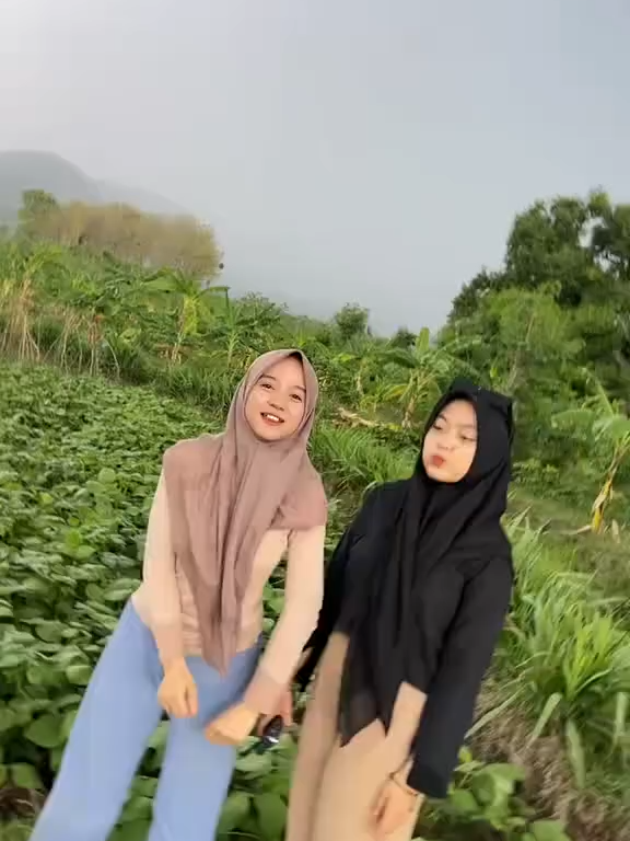 Dua sahabat bersenang-senang bareng! #DuaSahabat #TemanAkrab #BestieGoals #MomenLucu #SahabatSelamanya #VibesCewek #FunTime #CewekHappy #BestieVibes #VideoLucu #Persahabatan #CewekCantik #FYP #ViralIndonesia #TrendingNow