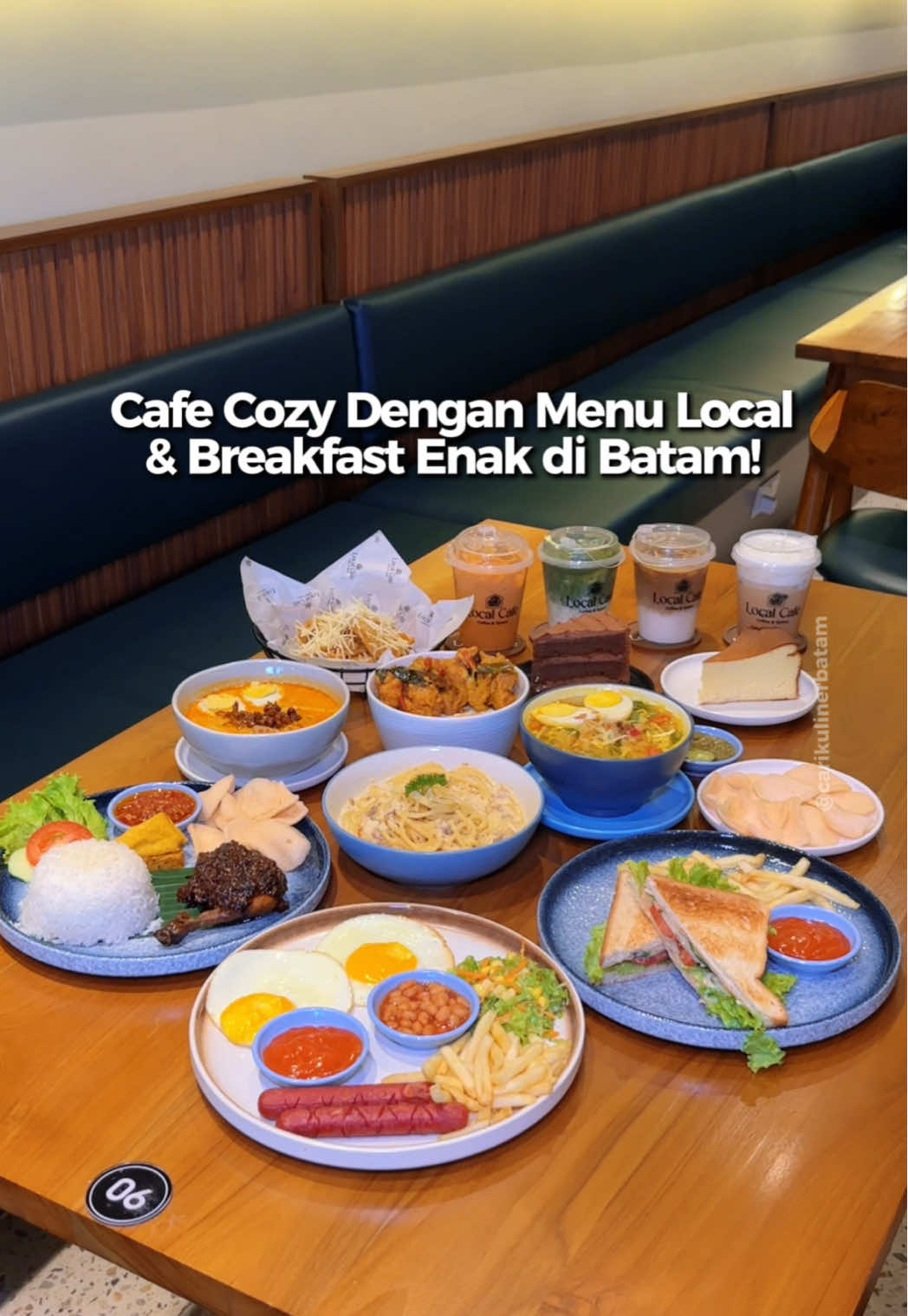 Kali ini kita nemuin spot sarapan sekaligus ngopi yang vibes-nya warm & cozy banget ☕💛 Dari lontong sampe butterscotch pun ada — dan serius, semuanya bikin pengen balik lagi! 🥪 Favorit kita? Tuna toast sandwich-nya! Gurih, lembut, dan aroma rotinya wangi banget~ 🍛 Tapi jangan skip juga ricebowl salted egg-nya, creamy dan gurihnya nagih! 🍰 Dessert-nya juga gak kalah juara, terutama burnt cheese cake — pas banget sambil baca buku dan nyeruput kopi sulo. Langsung aja mampir ke local cafe coffee & space dan rasain sendiri vibes paginya. Jangan lupa save & share ya, biar gak cuma kamu aja yang tau spot cozy ini! #cafebatam #sarapan #carikulinerbatam #kulinerbatam #kulinerindonesia  