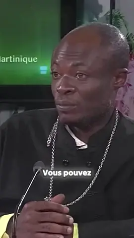 La distinction entre pasteurs et prêtres est cruciale dans la compréhension des sacrements. Dans cette réflexion percutante, il est souligné que peu importe le nombre de pasteurs réunis, le pain sur l'autel ne deviendra pas le corps du Christ sans la présence d'un prêtre ordonné. Cette vidéo aborde des concepts profonds tels que le sacerdoce, la transmission apostolique et le rôle essentiel de l'Esprit Saint. Écoutez cette analyse qui éclaire la confusion et rappelle l'importance des sacrements dans la foi chrétienne. #Foi #Sacerdoce #SainteCène #Christianisme #Spiritualité