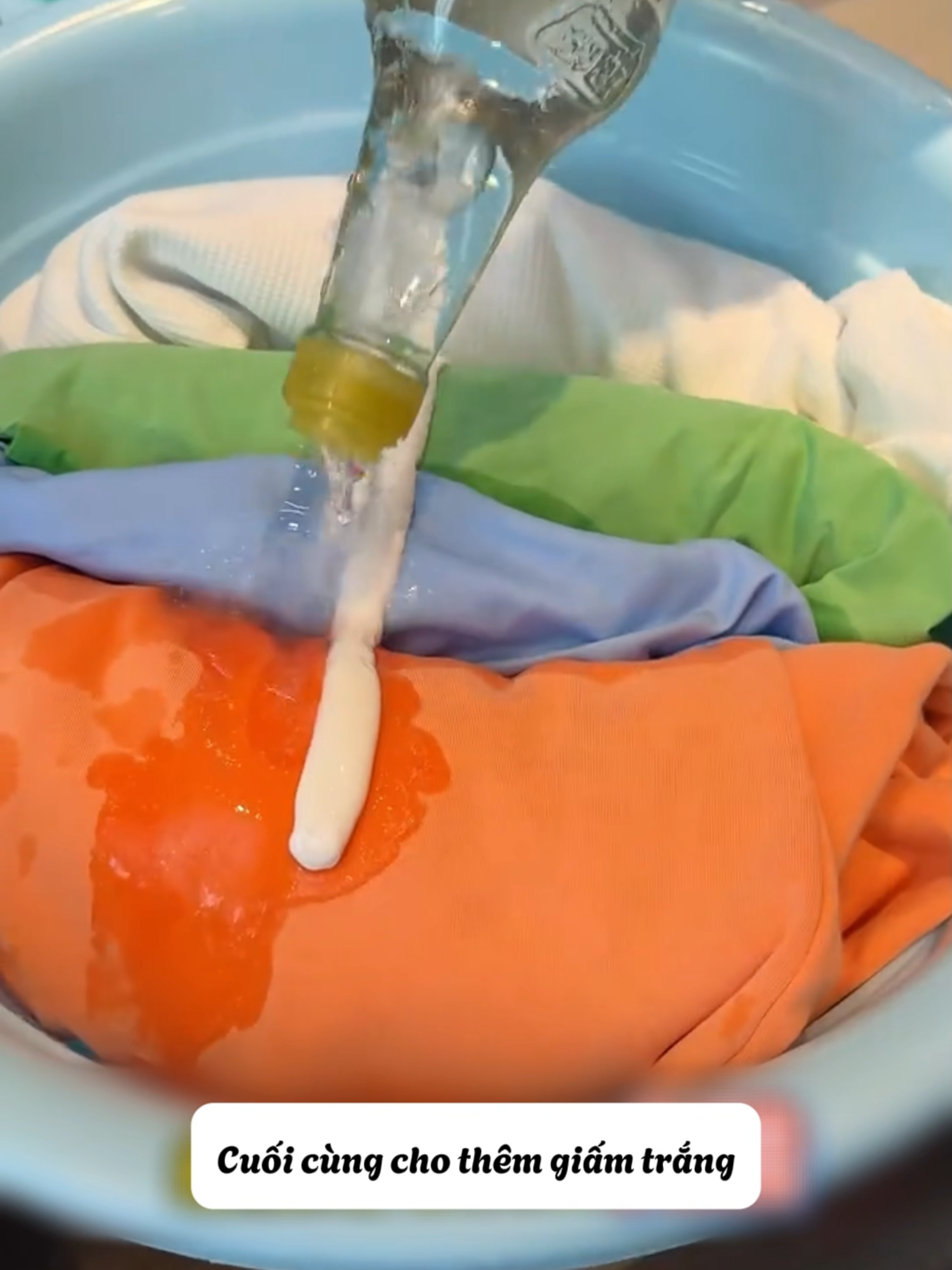 Mẹo hay mỗi ngày: 👕 Quần áo mặc lâu bị xỉn, giặt bao nhiêu cũng không sáng lại? Thử ngay mẹo “hồi sinh màu vải” này – sạch thơm, tươi sáng như mới mua 😍 #MẹoVặtGiaĐình #MẹoVặtCuộcSống #MẹoHayMỗiNgày #meovatgiadinh #trending #xuhuong #meohay #mẹovặt #MeoVatGiaDinh #viral #HackCuocSong #CleanTok