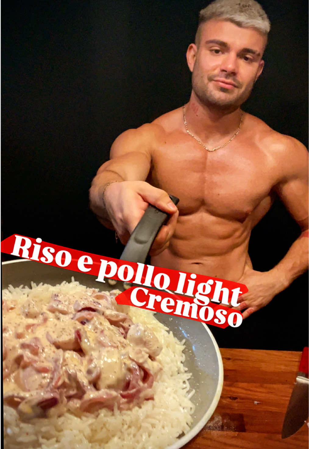 Riso e pollo light cremoso  495 kcal 63 carboidrati 55 proteine 3 grassi  -Cuocere 1 cipolla in padella con un po’ d’acqua  -Poi far saltare 150g pollo tagliato a cubetti con le cipolle cotte  - ultimata la cottura inserire la crema con 150g yogurt greco e 20g senape con pepe e sale  -come base 80 g di riso basmati  -salare e aggiungere pepe se serve  #ricettafit #dieta #ricettalight #ricetteveloci #ricettefacili 
