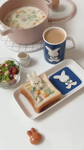 ミッフィーシチューパンを作りました👩🏻‍🍳 パンはタカキベーカリーのミニブレッド👌🏻 シチューの具材もミニサイズ🥕🧅🥦🥔 食べやすくて可愛くできました！ プレートとマグは夏にこども陶器博物館のミッフィー展でGETしたもの‎🤍⟡ 今年限定デザインのファーストミッフィーちゃん‎！やっと使えた！かわいい！ #ミッフィー #おうちカフェ #miffy #cooking #homecafe 