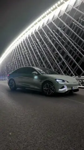 Blink and you’ll miss it: 0‑100 km/h in 3.8s. Meet the BYD SEAL. ⚡️🦾 *Filmed on a controlled environment. Drive responsibly. #BYD #BuildYourDreams #BYDSEAL