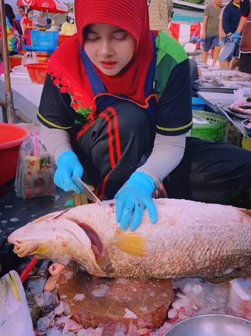big fish cutting cute girl on Friday 🤩🤩 #fishcutting #beautifullife #fishinglife #forypupage #whatwatch 