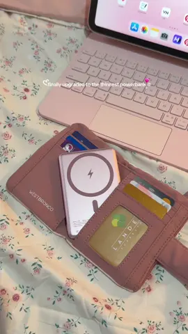 can’t believe how sleek this thing is 💕 #fyp #uneed #powerbank #magneticpowerbank #uneedpowerbank 