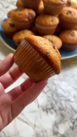 Ingrédients pour 28 pièces :  -4 œufs  -250g de sucre  -1 pincée de sel  -2 gousses de vanille  -180ml d’huile de tournesol  -180ml de lait  -400g de farine  -2 sachets de levure chimique  -Morceaux/ pépites de chocolat au lait  ⏳Cuisson: 10min à 200 degrés  #cuisinefacile #recette #cooking #pourtoii #foryouu 