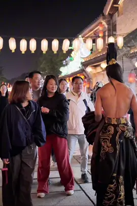 In a scenic spot in Luoyang, 19 teenagers were seen, causing the ancient emperor Qin Shi Huang to be astonished and even bewildered among the foreign tourists. #瑶族王子 #秦始皇 #tianjiao 