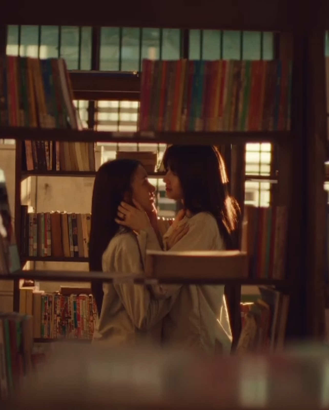 “แคลร์” (เมเบิ้ล สิริวลี)  และ “เบล” (แป้งจี่ ปภาวรินท์)  ต้องมาเจอกันในเรือนจำ ที่ที่ไม่มีใครอยากเข้ามา เมื่อเบลถูกหมายหัวจากกลุ่มอิทธิพลในคุก ทางรอดเดียวของเธอคือ ต้องเข้าหาแคลร์นักโทษอุกฉกรรจ์ที่ไม่มีใครกล้ายุ่ง แต่ทุกอย่างก็ไม่ได้ง่ายอย่างที่เธอคิด เมื่อเส้นทางของทั้งคู่ได้เดินทางมาถึงทางแยกที่ต้องเลือกระหว่าง “ชีวิต” และ “ความรัก” ซีรีส์แซฟฟิกเรื่องแรกจากบริษัท Mine Media Production  และก้าวใหม่ครั้งสำคัญ ในฐานะผู้จัด ของ ใหม่ ดาวิกา โฮร์เน่ และ เต๋อ ฉันทวิชช์ ธนะเสวี “CLAIREBELL คลั่ง/รัก/นักโทษ”  เริ่มตอนแรก 1 พฤศจิกายนนี้  ทุกวันเสาร์ เวลา 21:30 น. ทางช่อง one31  รับชมย้อนหลังได้ทาง YouTube: Mine Media Production  และดูเวอร์ชัน Uncut ที่เดียวทางแอป oneD #ClaireBell #ClaireBellคลั่งรักนักโทษ #Minemediaproduction