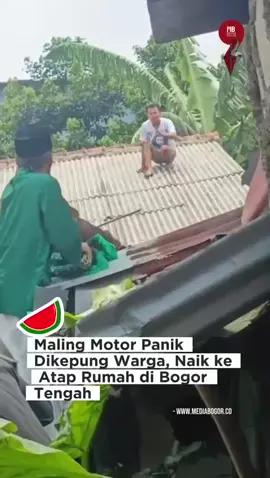 Seorang pria pelaku pencurian sepeda motor di Jalan Abesin, Gang Masjid, Kelurahan Cibogor, Kecamatan Bogor Tengah, Kota Bogor, membuat heboh warga pada Jumat (17/10/2025) sore. Dalam upaya melarikan diri, pelaku nekat memanjat dan bersembunyi di atas atap rumah warga setelah aksinya kepergok. Menurut keterangan sejumlah saksi di lokasi, pelaku diketahui berusaha membawa kabur sepeda motor milik warga. Namun, saat aksinya dipergoki, warga langsung berteriak “maling!” hingga membuat pelaku panik dan lari ke arah permukiman padat penduduk. Tak sempat kabur jauh, pelaku akhirnya naik ke atap rumah untuk menghindari amukan massa. “Dia sudah ketahuan waktu mau dorong motor, terus langsung dikejar. Karena panik, dia naik ke genteng,” ujar salah satu warga setempat. Setelah beberapa menit dikepung, pelaku akhirnya berhasil ditangkap warga. Massa yang geram sempat menghajarnya hingga babak belur sebelum akhirnya petugas kepolisian datang ke lokasi untuk mengamankan situasi. Kapolsek Bogor Tengah membenarkan kejadian tersebut. “Pelaku sudah kami amankan dan dibawa ke Polsek Bogor Tengah untuk pemeriksaan lebih lanjut,” ujarnya. Saat ini, pelaku masih menjalani pemeriksaan intensif di Mapolsek Bogor Tengah, sementara barang bukti berupa sepeda motor yang hendak dicuri juga telah diamankan petugas.