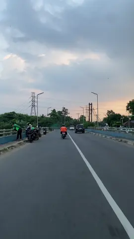 Suasana sore jalan kalimalang arah ke timur. #fyp #cikarang #jalanjalan 