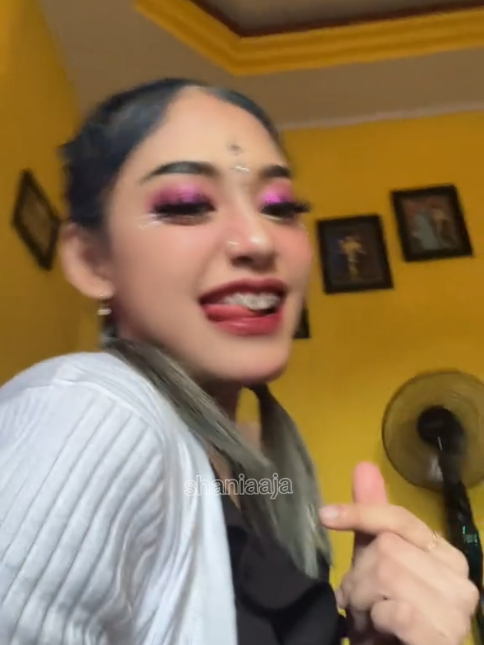 guys di baca baik' ya tadi tu waktu mba eka sama mba Marsya live bareng udah aku rekam layar sampe 17 menit makanya hp ku ngeleg jadi ga kesimpen pdhl 2 menit aja udah 300 mb bayangin aja ya,tapi tadi aku udah menyaring dengan baik yang di bahas mereka berdua pas live,jadi di liat sampe habis ya ini caption-nya🥰 guysss tadi mba Marsya sama mba eka live bareng,mereka bahas ontaran' yang menimbulkan kesenian mereka saling hujat mereka membahas mengenai yang katanya gerak gwsm kaya renang,senam, ngikutin gerakan mba Marsya, ngikutin mekup nya juga,yang mba eka bilang kopros,yang katanya rambut mba Marsya ngikutin mba Dyah dan masih banyak lagi  sini aku bahas ya, tentang(rambutnya mba Marsya yang katanya niru mba dyah,itu yang di bahas buka mba Marsya tapi mas boy yang ngikutin mba Dyah semua salah mengambil pemikiran) dan gerakan senam sama renang(mba Marsya bilang itu yang komentar kaya gitu bukan akun aslinya dia tapi orang lain dan itu mba Marsya ga tau apa') dan mba eka bilang kopros(itu yang di bilang kopros itu yang dia dibayar jadi haters buat jelekin gwsm) dan yang mba Marsya nyebut(gweem itu dia memang orang nya suka ngerubah abjad kaya itu jadi iti gitu katanya) trs mekup nya mba eka niru mba Marsya(trnyata mba Marsya bukan nyindir mba eka katanya) jadi tadi udah selesai masalahnya antar mba eka sama mba Marsya ya tadi udah saling meminta maaf antara pihak sana dan sini kata mereka berdua