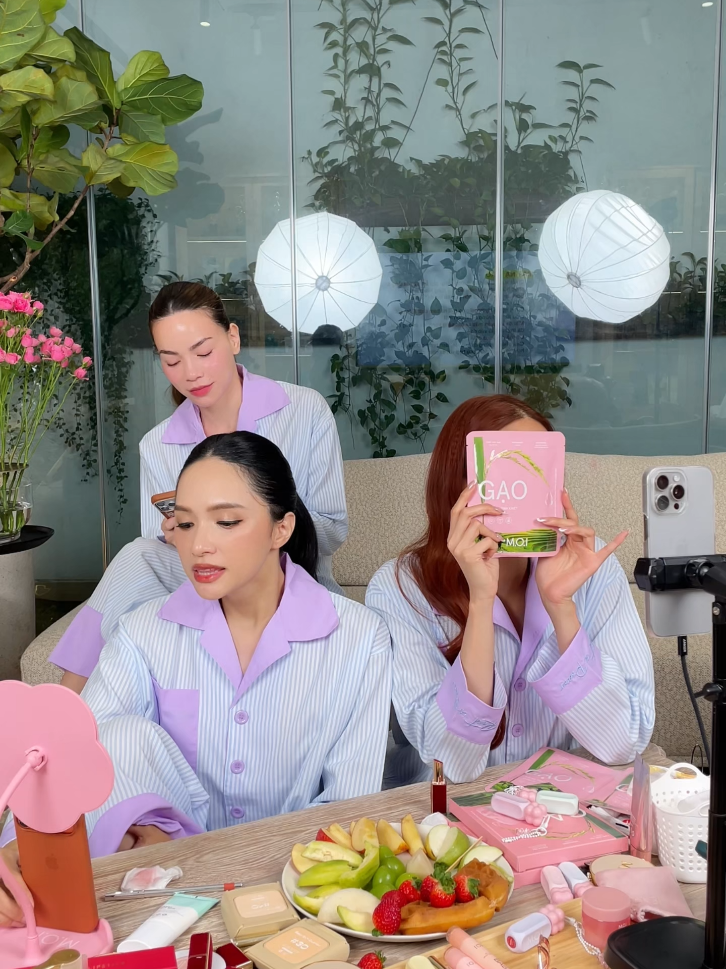 Các sản phẩm của M.O.I đều được nghiên cứu, thiết kế và lựa chọn cẩn thận với số lượng giới hạn để các khách hàng yên tâm sử dụng. Không chỉ son môi, đến mặt nạ, phấn nước,... cũng được Hồ Ngọc Hà trực tiếp trải nghiệm để kiểm chứng về độ an toàn cho khách trang điểm mỗi ngày nha!  #MOICosmetics #HoNgocHa #matnasangda #matnadoimau #matnahongocha