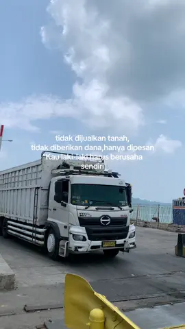 🥺 #fyp #cctvsimpanggudang #lewatberandamu #truckganteng 