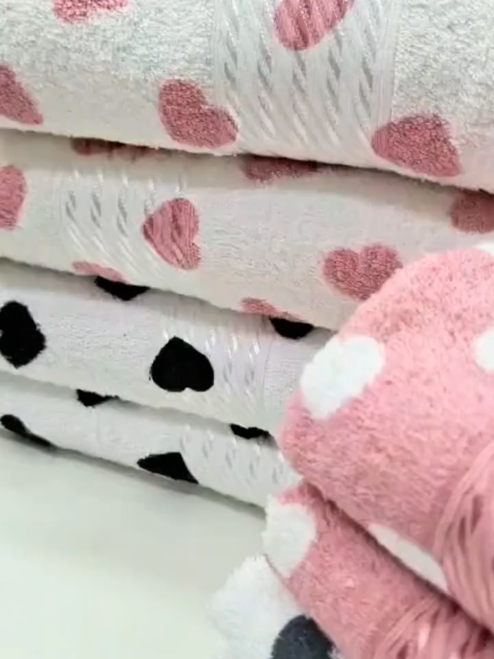 Abraço de algodão depois do banho! 💖🛀 A Toalha de Banho Dohler Prisma (140cm x 70cm) é feita com algodão puro para máxima maciez e absorção. O detalhe de Coração traz um charme especial! Seu momento de carinho e cuidado diário. 🛒 Compre agora 👉 https://s.shopee.com.br/40XykUmagv OU COMENTE EU QUERO  ⚠️ Promoção sujeita à alteração de preço e estoque do site