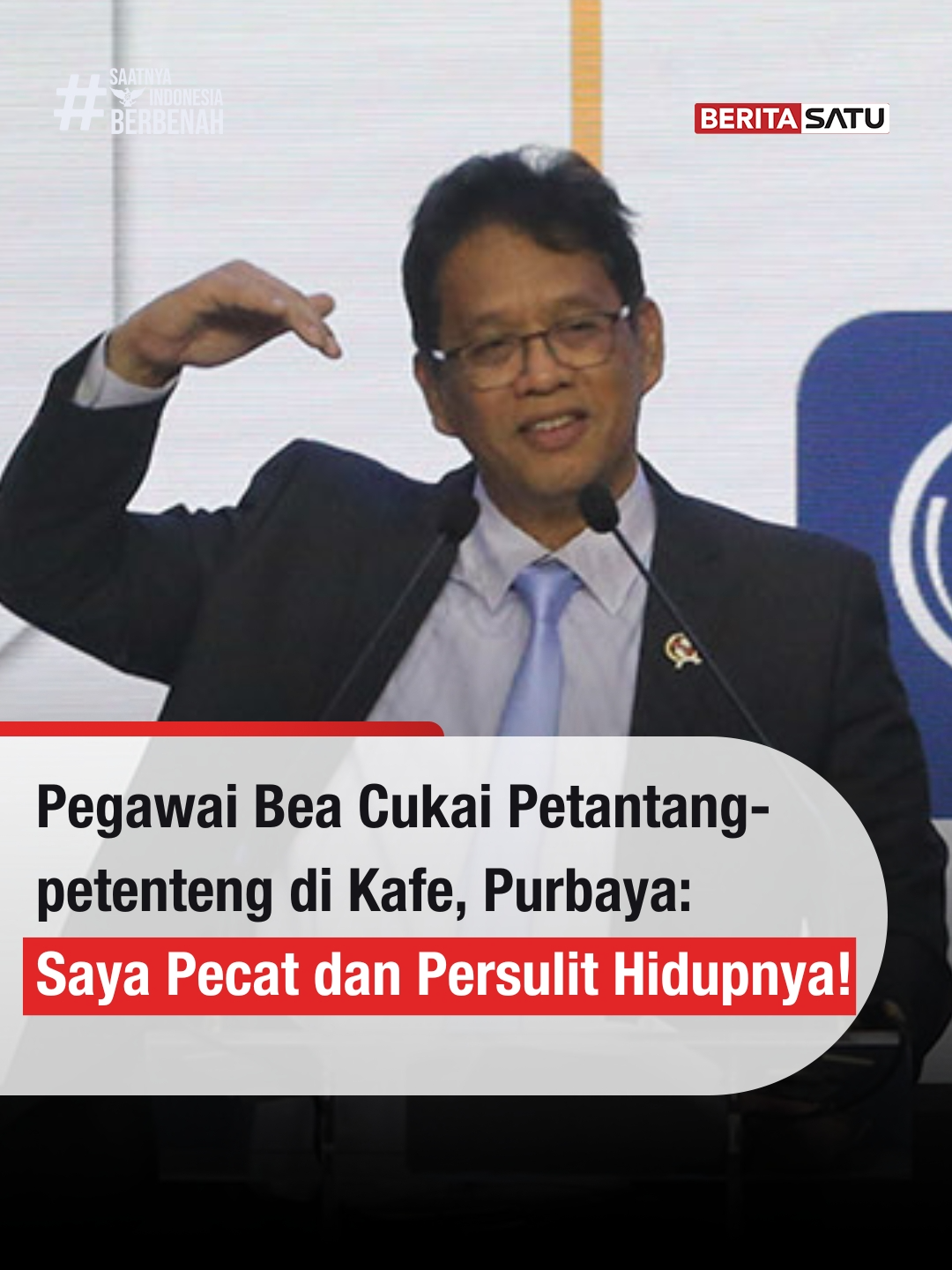 Menteri Keuangan Purbaya Yudhi Sadewa tengah dibuat kesal oleh laporan masyarakat yang menyebut ada seorang pegawai Bea dan Cukai kedapatan nongkrong di salah satu kafe ternama saat jam kerja. Laporan tersebut datang melalui kanal pengaduan “Lapor Pak Purbaya” yang baru 2 hari dibuka oleh Kementerian Keuangan (Kemenkeu). Purbaya menegaskan tidak akan mentolerir perilaku seperti itu dan menekankan komitmennya untuk menindak tegas setiap pelanggaran disiplin aparatur. “Jadi saya baru tahu, walaupun kita sudah menggebrak-gebrak, masih di bawah seperti ini. Artinya mereka enggak peduli, dianggapnya saya main-main. Bilang, hari Senin depan, kalau ada yang ketemu begini lagi. Saya akan pecat,” ujarnya. Update berita selengkapnya di Beritasatu TV, BTV, BeritaSatu.com, & YouTube BeritaSatu! #PurbayaYudhiSadewa #PurbayaEffect #InvestorDailySummit #BeaCukai #LaporPakPurbaya #SaatnyaIndonesiaBerbenah #BeritaSatu