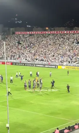 siempre juntos alentando a nuestro equipo pase lo que pase 💙🤍🫶🏽 @Alianza Lima  #estoesmialianza💙🤍💙💪⚽️ #viral🤍💙🤍 #viral #alianzalimacampeón #alianzalimacorazon 