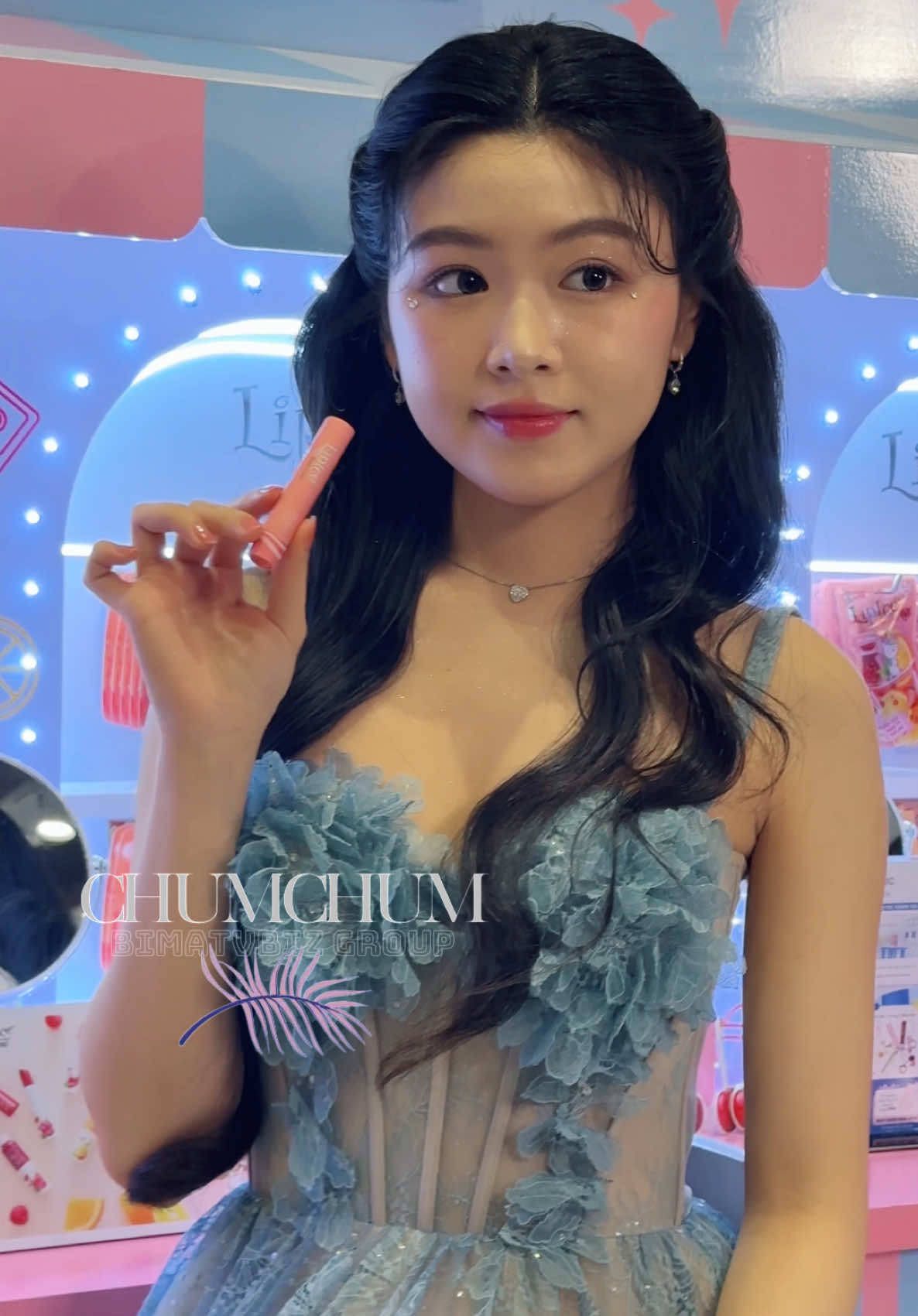 Sướng nhất vợ chồng Quyền Linh khi có hai cô công chúa vừa xinh đẹp, vừa ngoan ngoãn lễ phép tại buổi ra mắt sản phẩm LipIce #LipIce #Duongmoi #Nangtamkhoahoc #Duongmoitothon #LipIceByChumChum #TikTokAwardsVN #ChumChum #lelem #hatde 