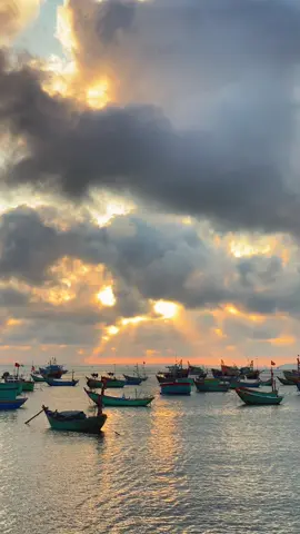 “Đi bên em chiều trên lối vắng, phố xa phố xa ngỡ như thật gần…” #muine #phanthiet #bien #hoanghon #binhyen 