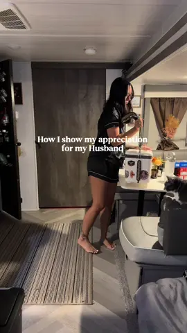 Cause this man deserves that 🖤 #2kidsandamulletlater #lavalearich #colbyrich #bluecollar #packinglunchformyhusband 