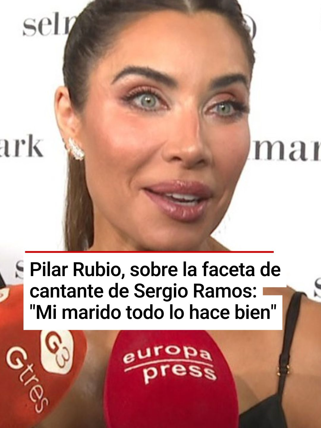 A caballo entre México y España desde que su marido Sergio Ramos fichó por el Rayados de Monterrey a principios de 2025, Pilar Rubio ha reaparecido por todo lo alto después de varios meses lejos del foco mediático para amadrinar el desfile del 50º aniversario de la firma de ropa de baño de la que es imagen, Selmark. Espectacular, y demostrando que ha hecho un 'pacto con el diablo' y está mejor que nunca a sus 47 años, la presentadora se ha subido a la pasarela para desfilar con un sugerente total look rojo lencero, antes de pronunciarse por primera vez sobre la faceta de cantante de su pareja -que está triunfando con su tema 'Cibeles', en el que muchos ven un 'Shakirazo' al Real Madrid por cómo fue su salida del club- después de confesar que el sueño que le quedaría por cumplir sería 